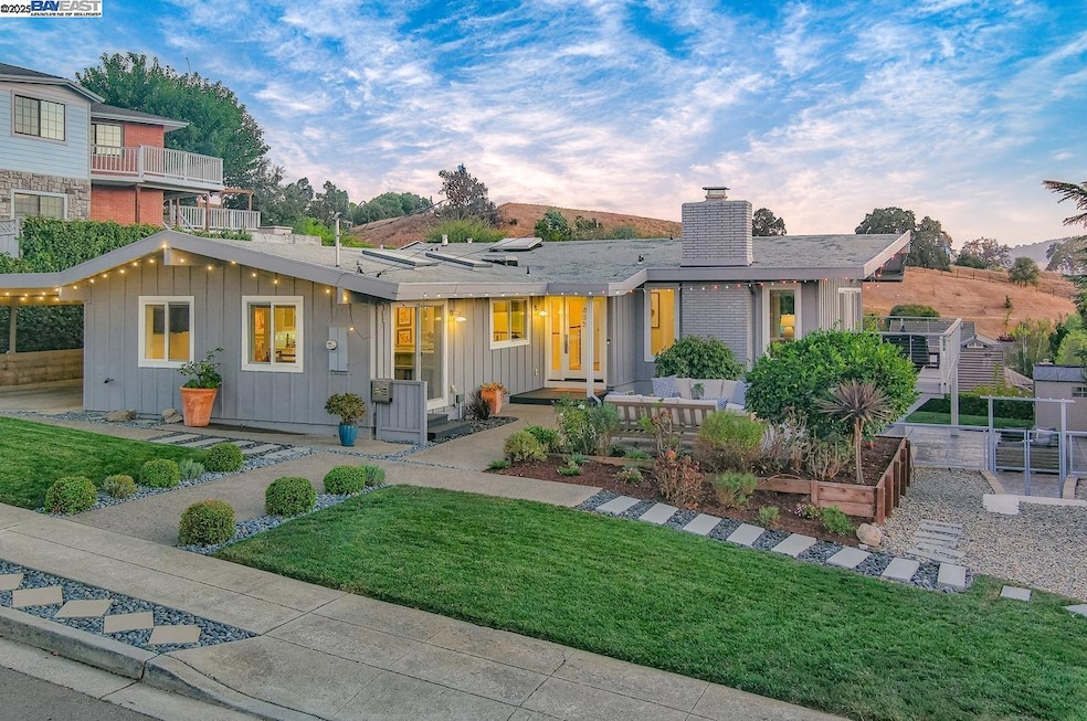 Sold $2,225,000 • Co-Listing Agent