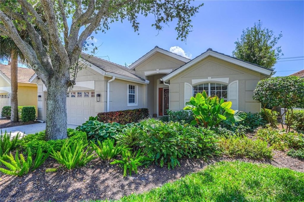 Ranch-style house with driveway, stucco siding, an