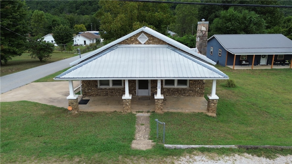 514 W Clark, Jasper, AR 72641 - photo 1