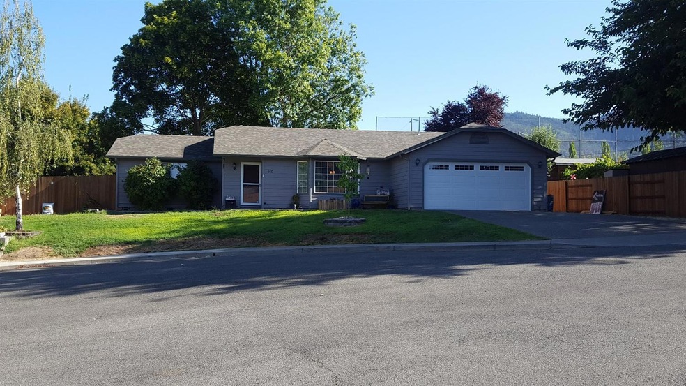 512 NW Lynel Ct, Grants Pass, OR 97526 - photo 1