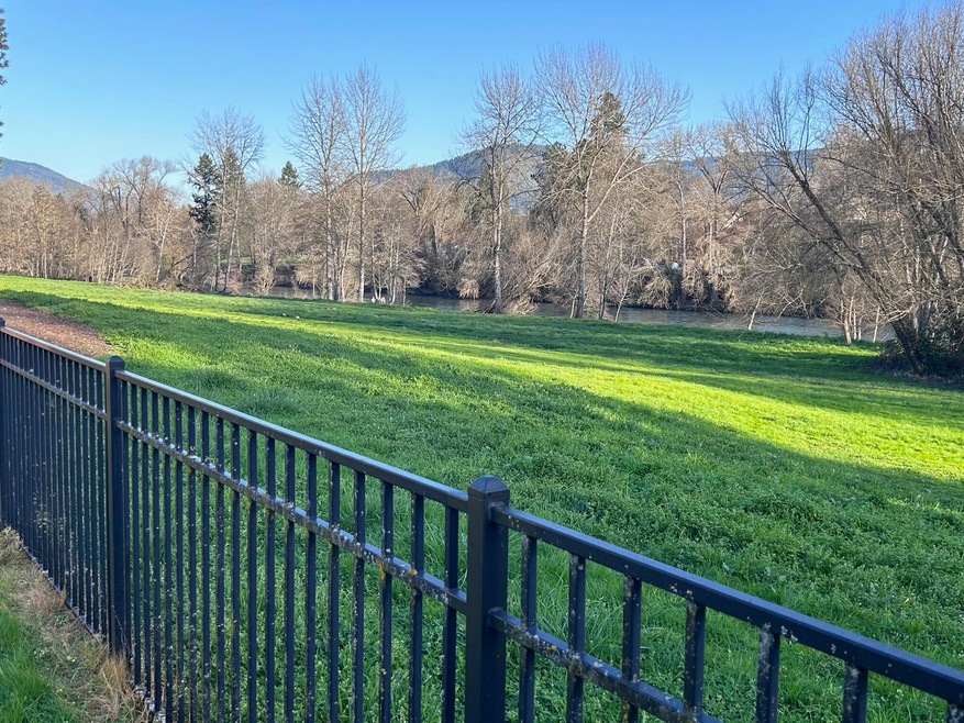 1381 SW Spruce St, Grants Pass, OR 97526 - photo 1