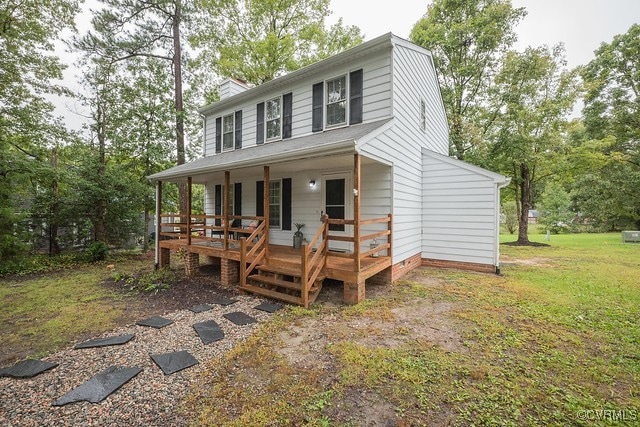 View of front facade featuring a front lawn and co