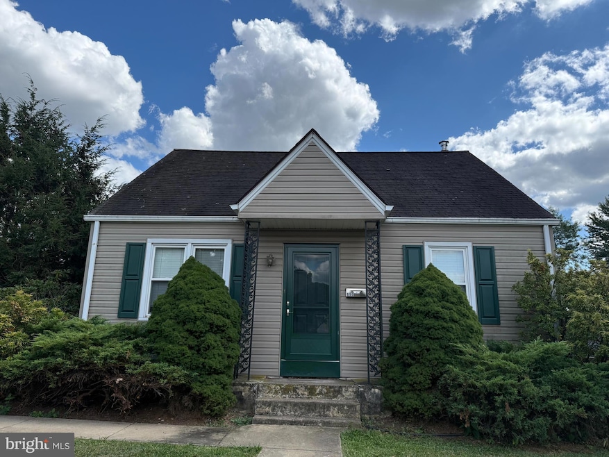 890 N Warren St, Pottstown, PA 19464 - photo 1