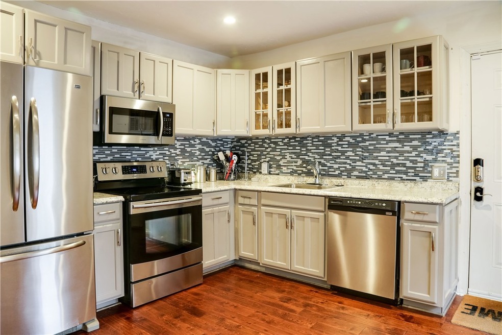 The seller recently upgraded the entire kitchen. S