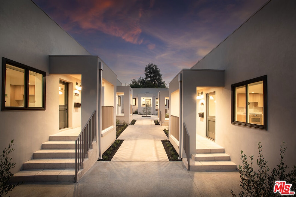Front of Courtyard - 2016 Vista Del Mar