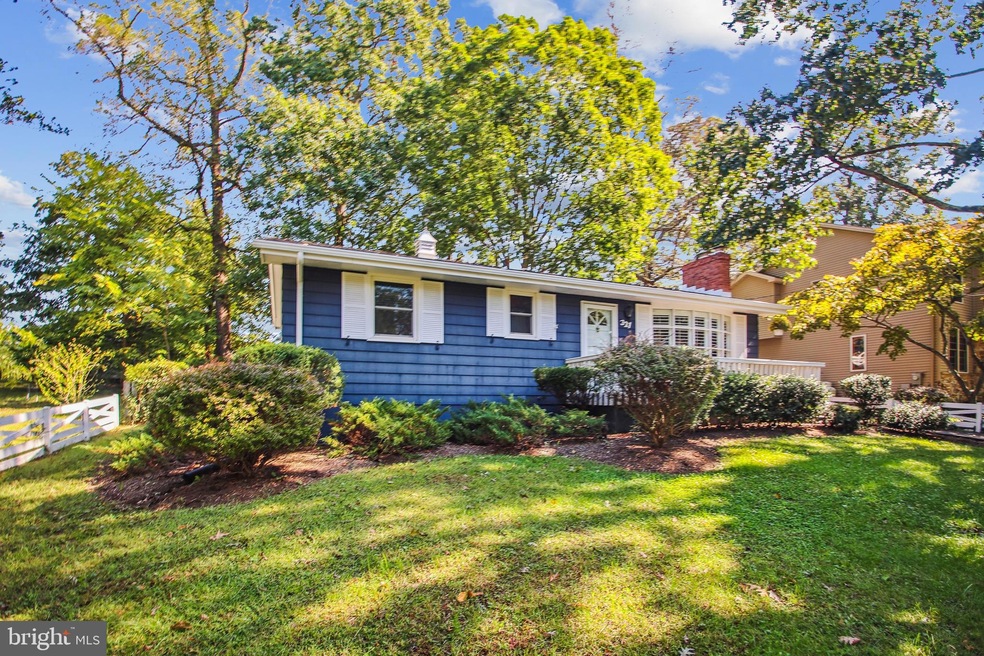 327 Edgemere Dr, Annapolis, MD 21403 - photo 1