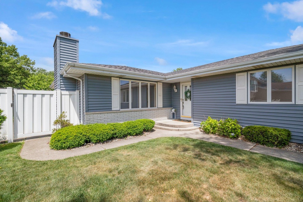 638 N Lillian St, Griffith, IN 46319 - photo 1