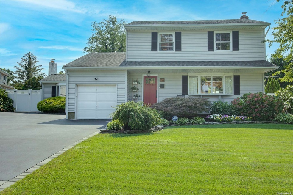 56 Genesee Dr, ComMacK, NY 11725 - photo 1