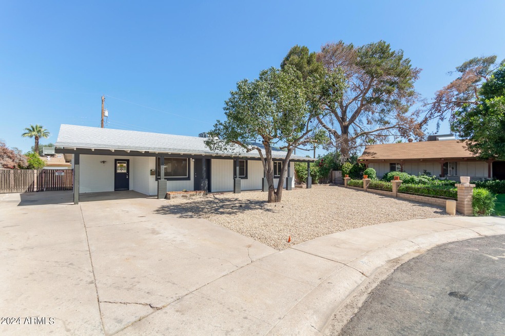 8235 W Cora Ln, Phoenix, AZ 85033 - photo 1