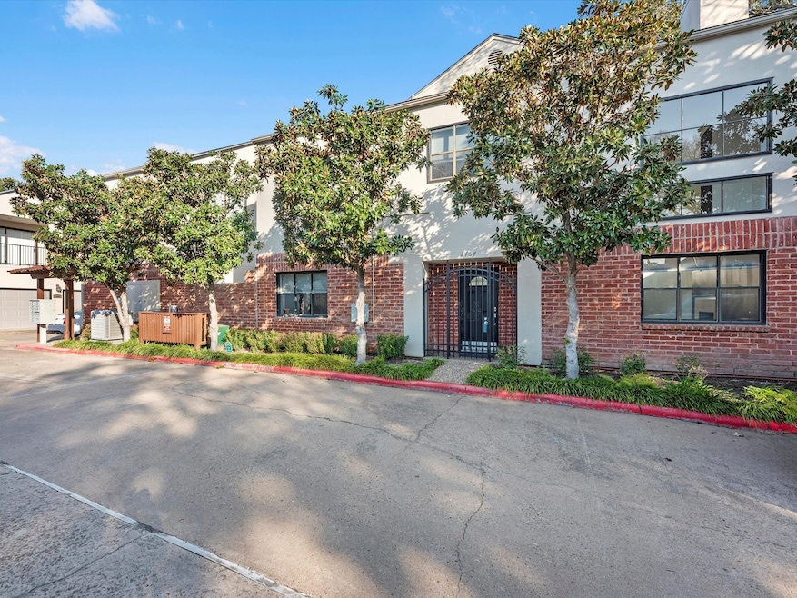 2464 Bering Dr unit 2464, Houston, TX 77057 - photo 1