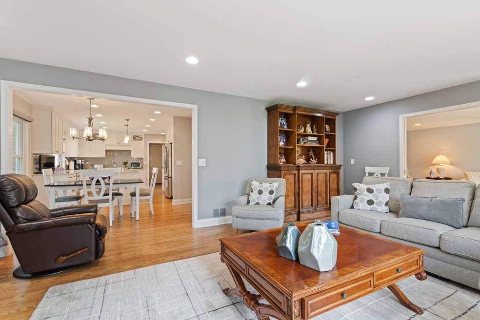 2435 Saranac Ct, Glenview, IL 60026 - photo 1