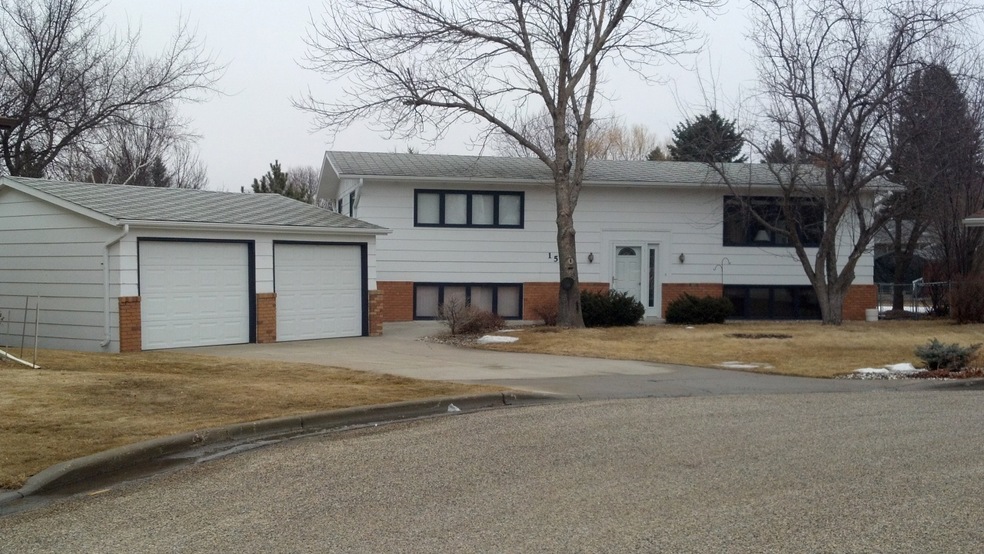 1515 Skyline Ln, Jamestown, ND 58401 - photo 1