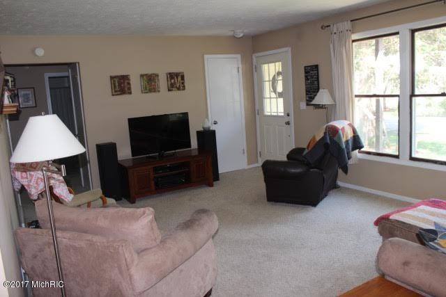 402 Anderson Dr, Wayland, MI 49348 - photo 1