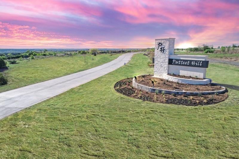 Surrounding community featuring a rural view and a