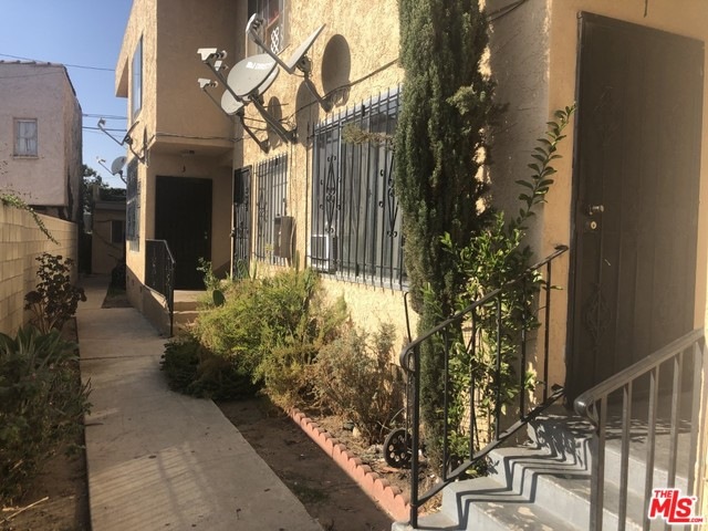 1911 S Palm Grove Ave, Los Angeles, CA 90016 - photo 1