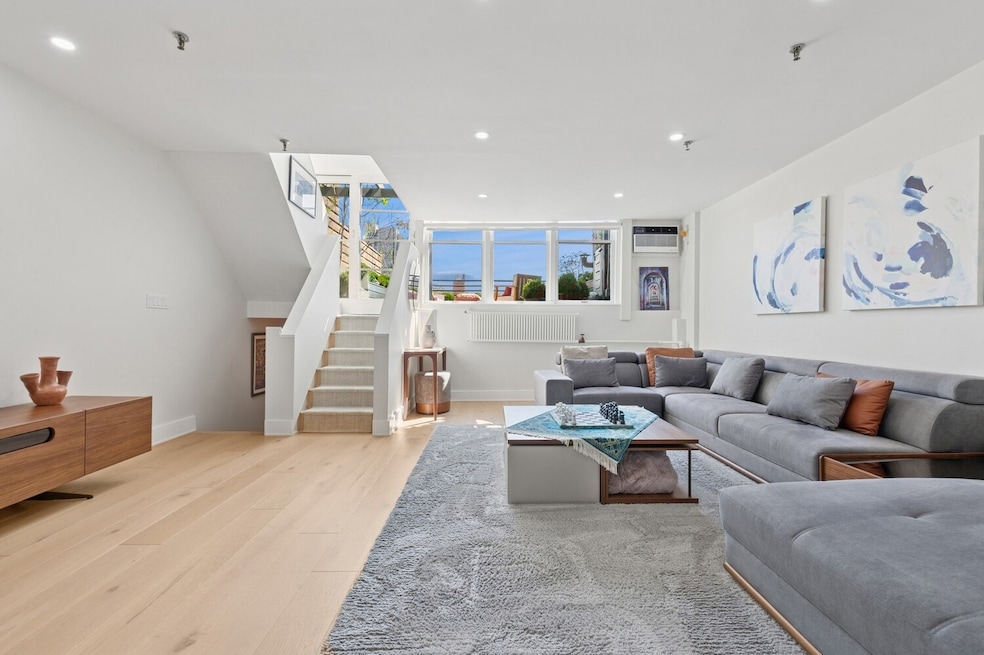 240 W 23rd St unit PHC, New York, NY 10011 - photo 1