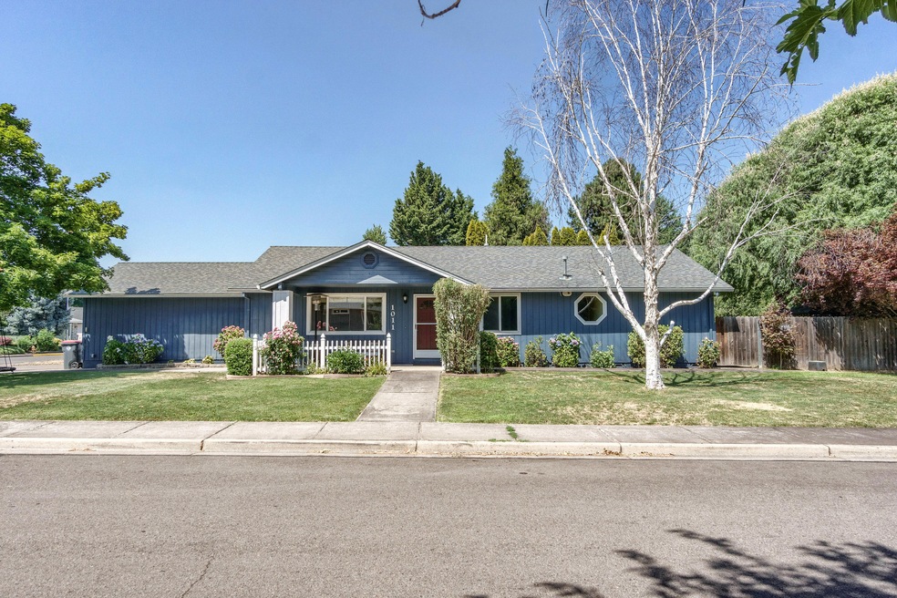 1011 Coachman Dr, Central Point, OR 97502 - photo 1