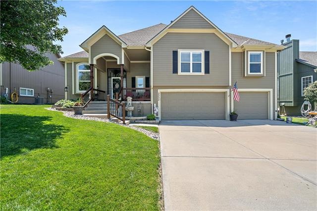 Welcome to 2232 SW Tracker Lane, Lee's Summit. Thi