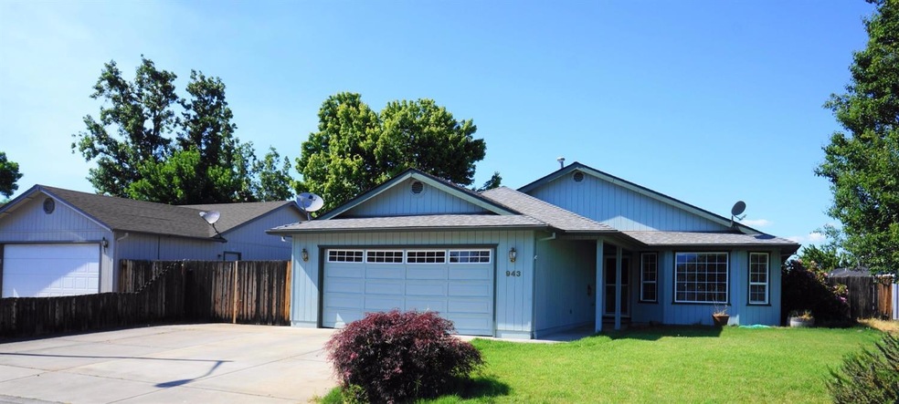 943 Pittview Ave, Central Point, OR 97502 - photo 1