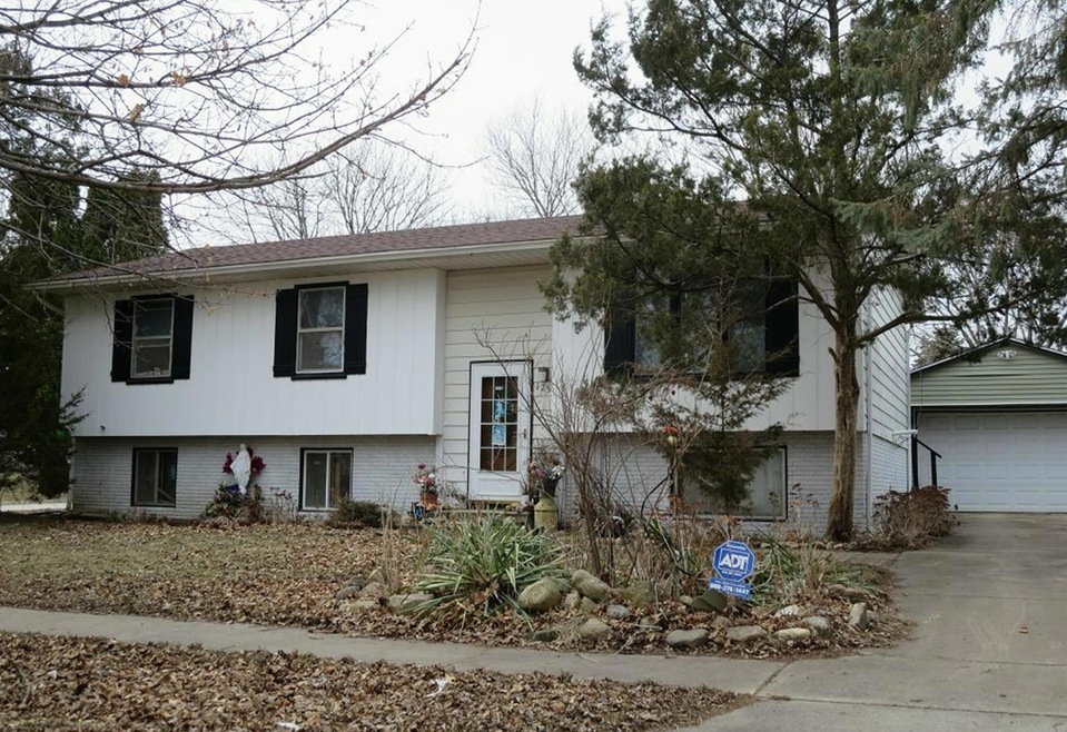 1254 Edgewood Dr, Waterloo, IA 50701 - photo 1