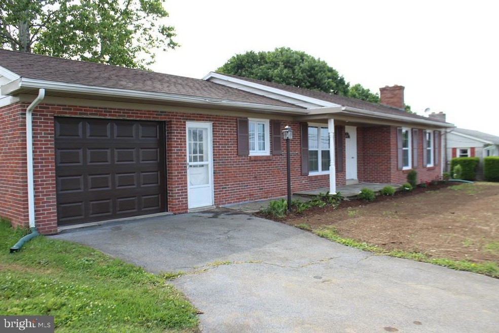 458 N Railroad Ave, New Holland, PA 17557 - photo 1