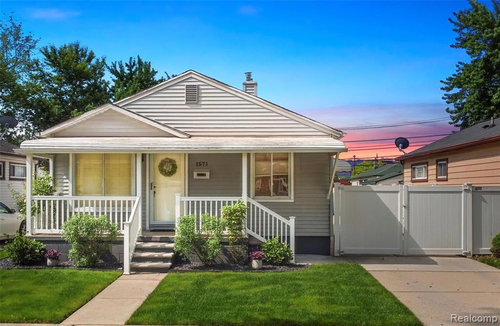 WELCOME TO 1571 UNIVERSITY AVE!