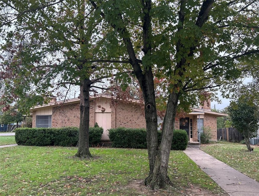 1202 W Munson St, Denison, TX 75020 - photo 1