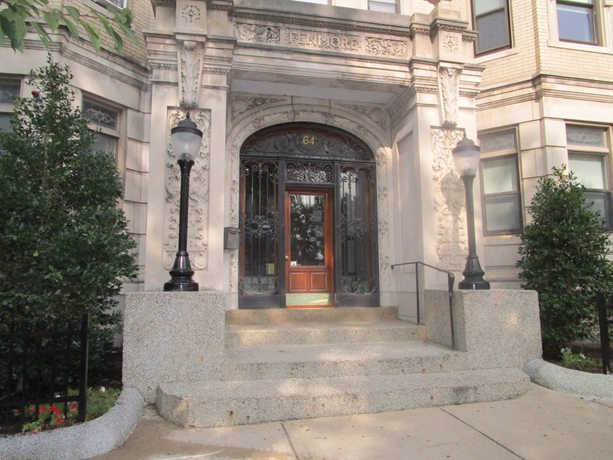 64 Charlesgate E unit 76, Boston, MA 02215 - photo 1