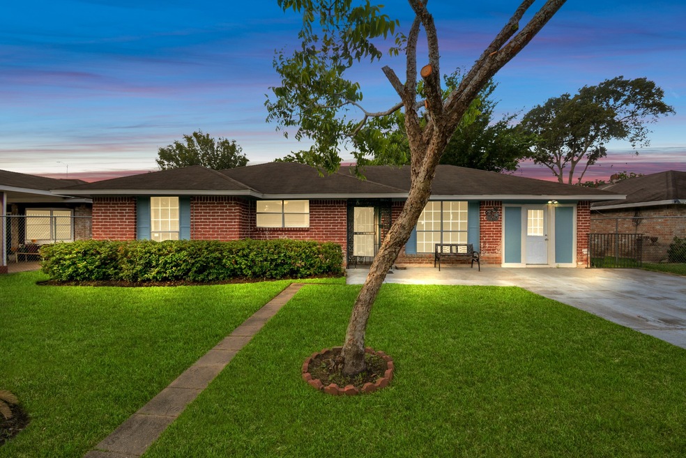 1507 Rainy River Dr, Houston, TX 77088 - photo 1