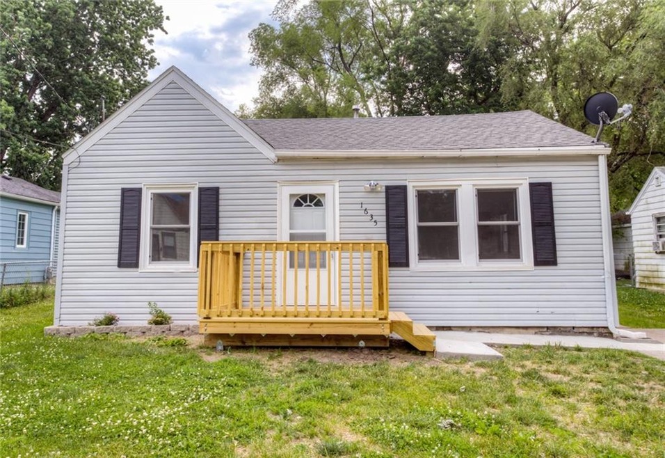 1635 Searle St, Des Moines, IA 50317 - photo 1