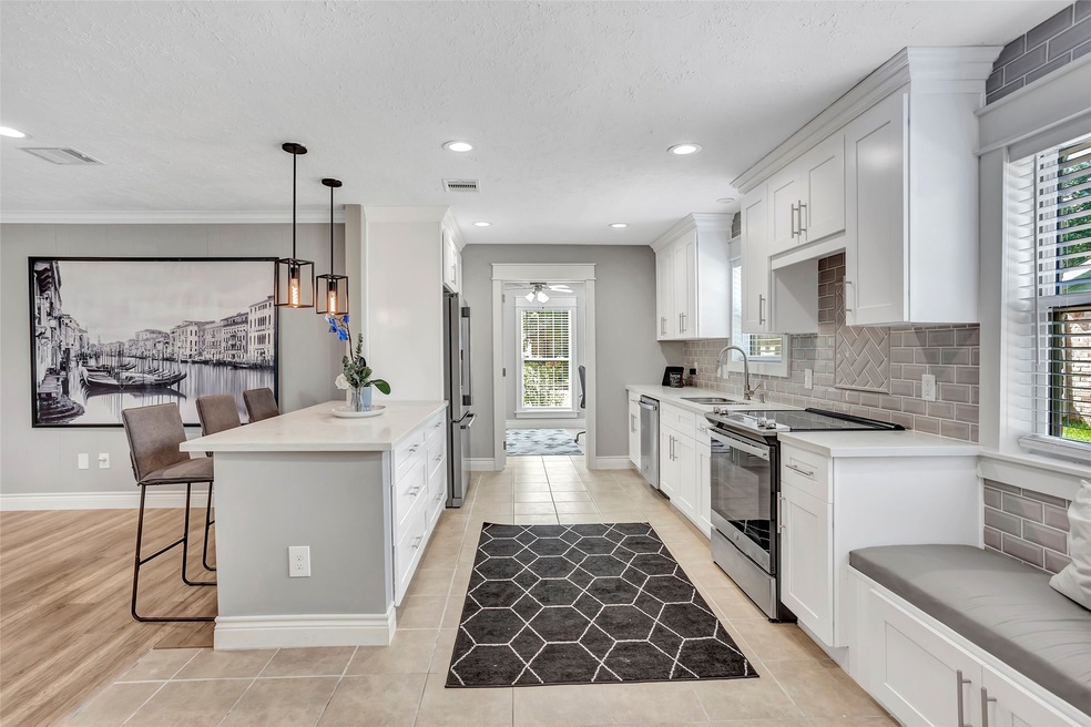 317 Dawn Hill Dr, Friendswood, TX 77546 - photo 1