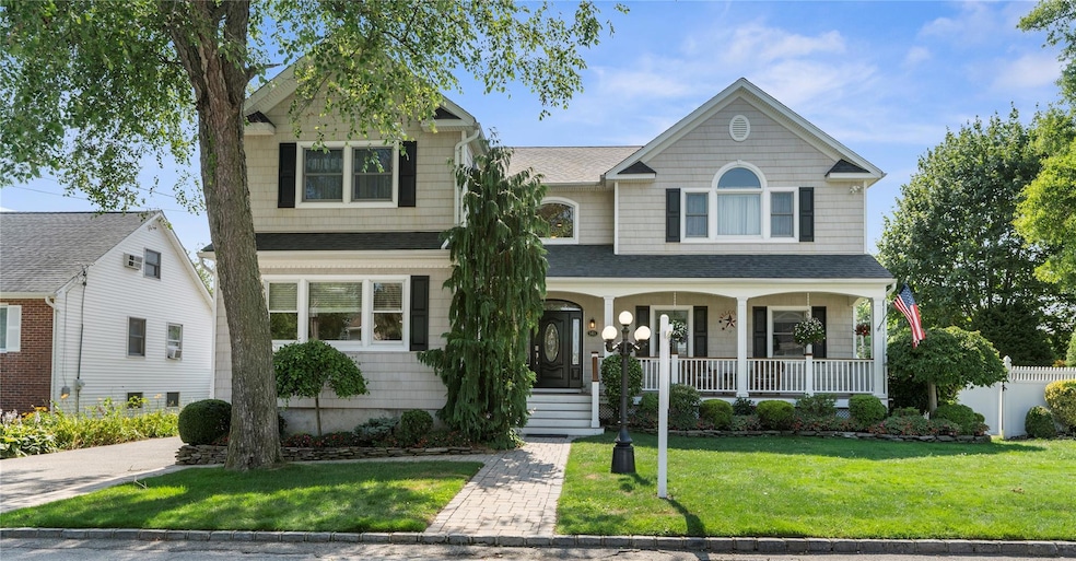 565 S 8th St, Lindenhurst, NY 11757 - photo 1