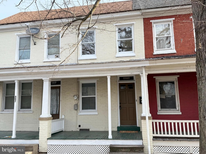 307 1/2 Walnut St, Pottstown, PA 19464 - photo 1