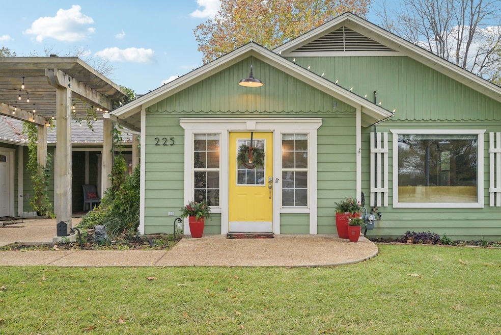 225 N Lucas Dr, Grapevine, TX 76051 - photo 1