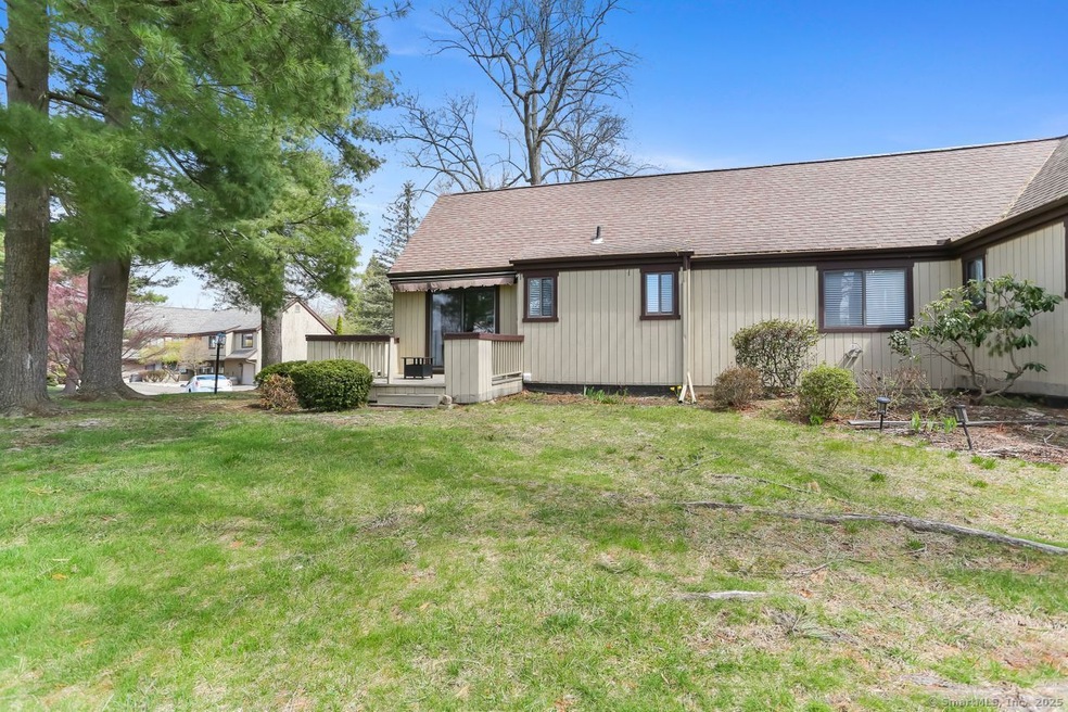 566 Pequot Ln unit B, Stratford, CT 06614 - photo 1