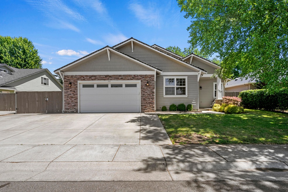 780 Ridgeway Ave, Central Point, OR 97502 - photo 1