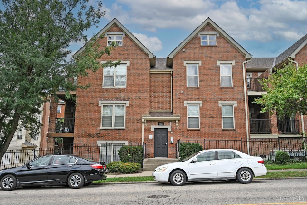2822 Eden Ave unit 4B, Cincinnati, OH 45219 - photo 1