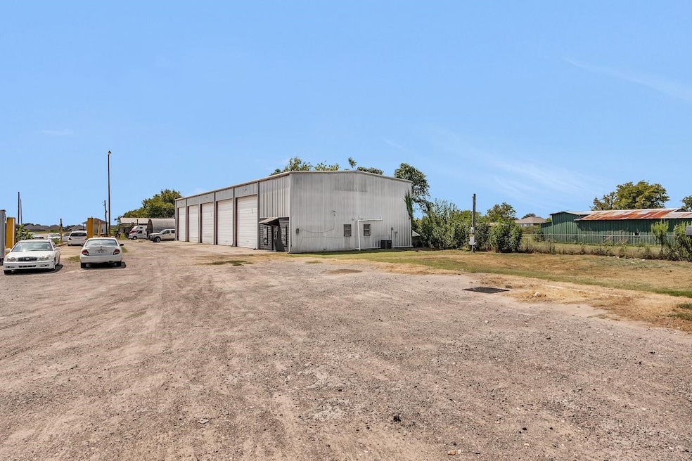 8867 County Road 424 unit 1, Navasota, TX 77868 - photo 1