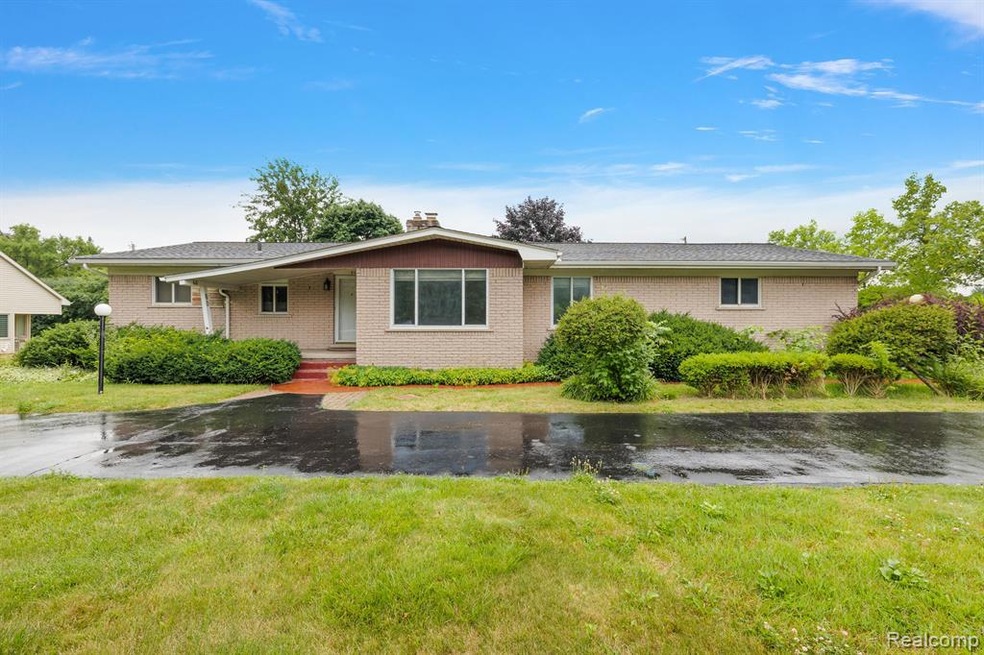 60 E Square Lake Rd, Bloomfield Hills, MI 48304 - photo 1