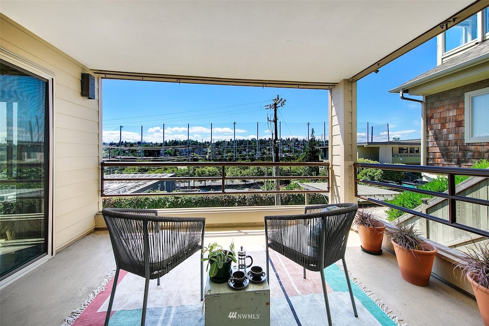 Huge Deck! Overlooking interbay, facing west. 