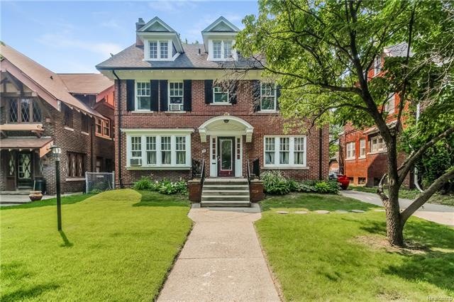 Beautiful Center Entrance Colonial