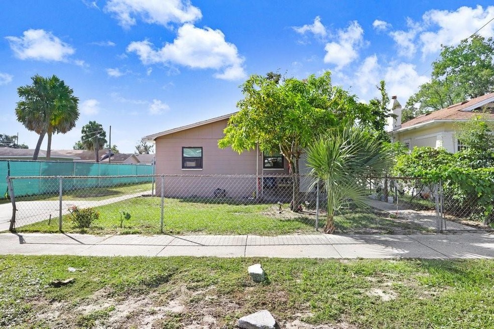 614 Pear St unit 614, Lakeland, FL 33815 - photo 1