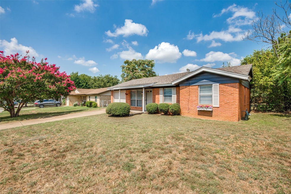 708 Oak Dr, Hurst, TX 76053 - photo 1