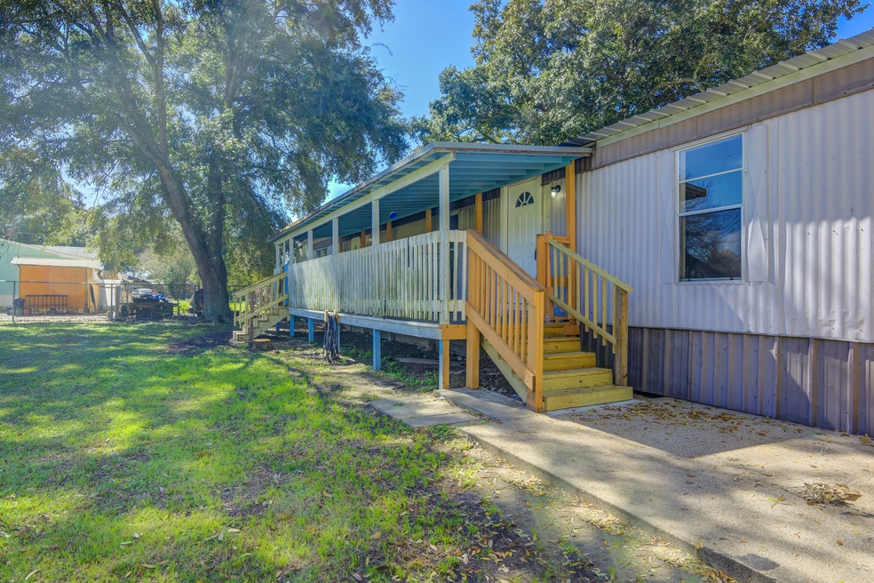 1809 W Sidnor St, Alvin, TX 77511 - photo 1