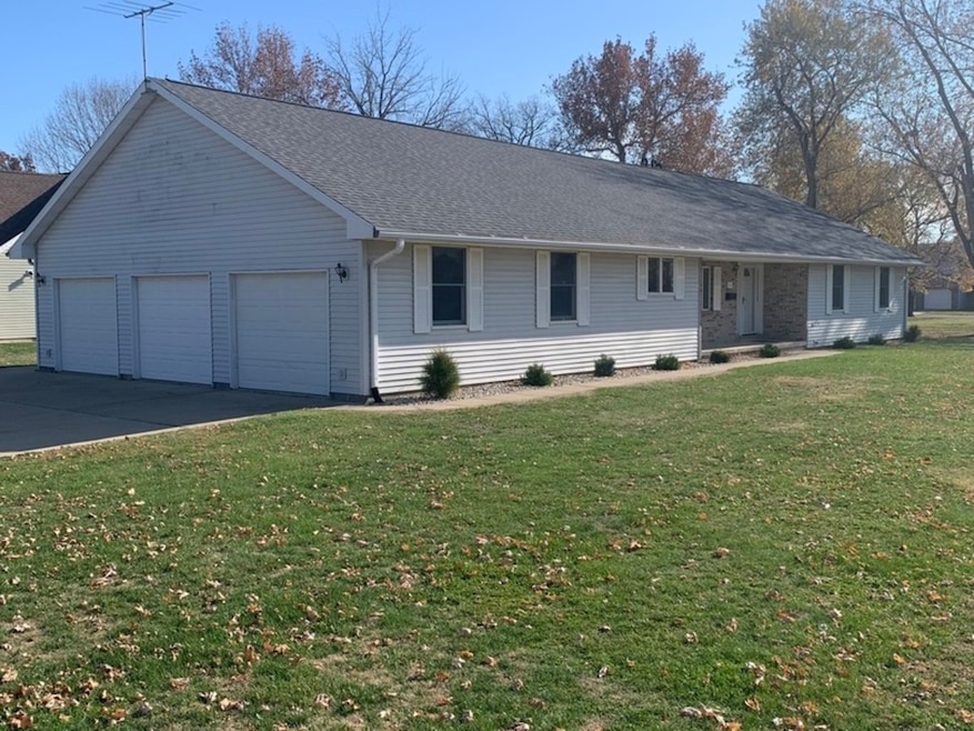 711 N West St, Le Roy, IL 61752 - photo 1