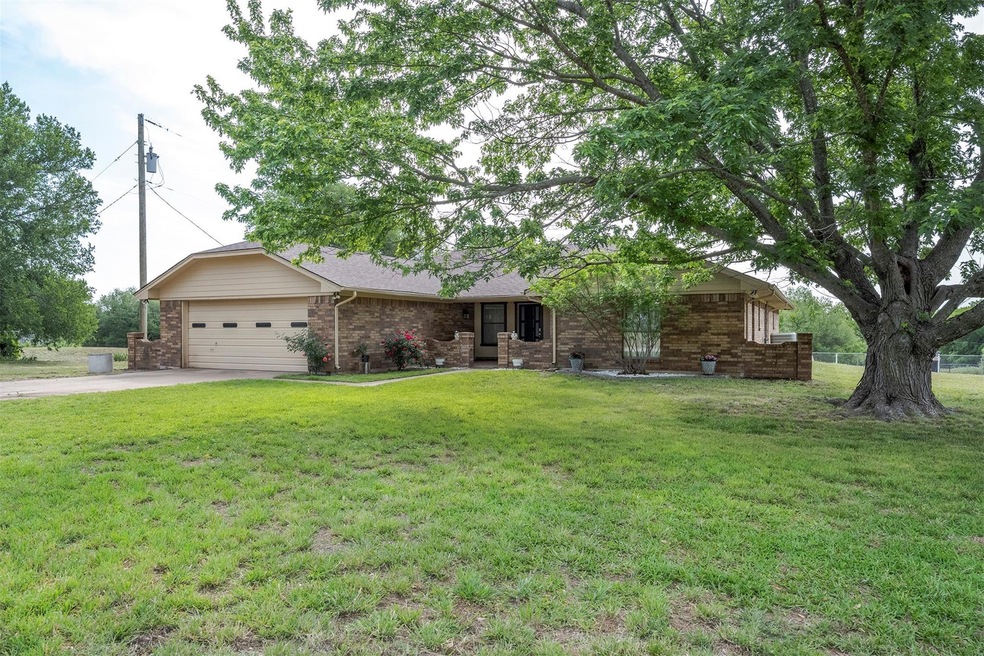 402 De la Cruz St, Weatherford, TX 76085 - photo 1