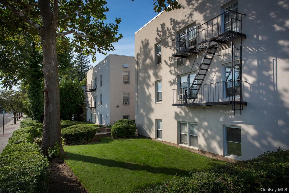 537 Bevelander Place unit 537, West Sayville, NY 11796 - photo 1