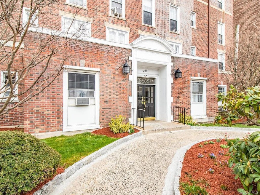 208 Centre Ave unit 1H, New Rochelle, NY 10805 - photo 1