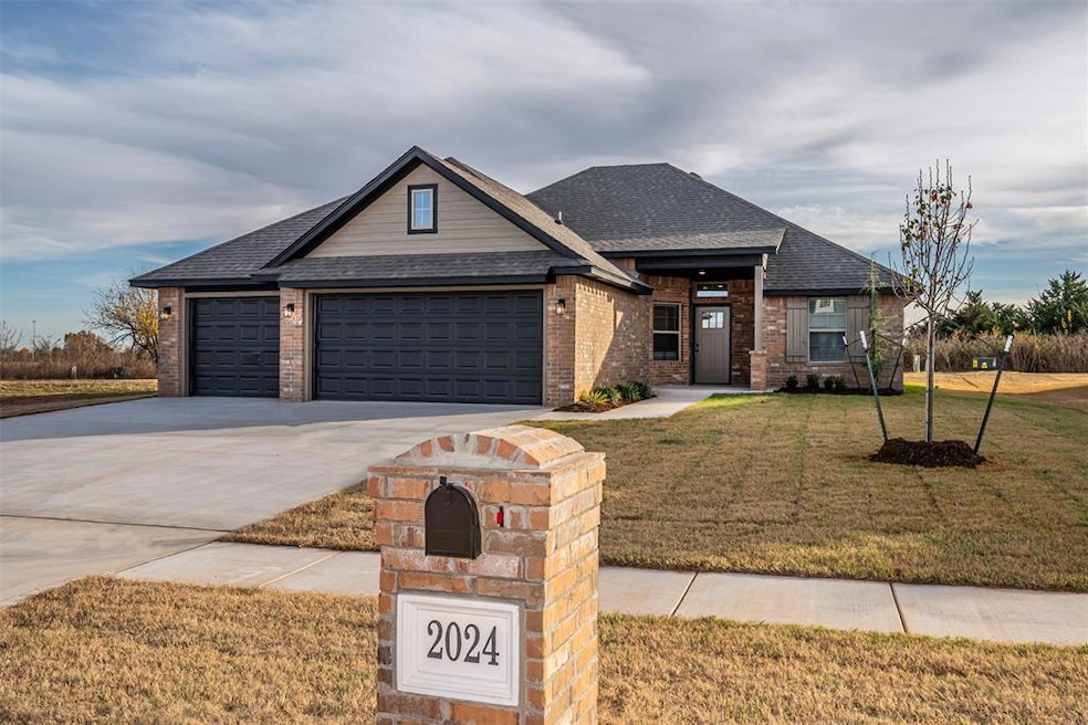 2024 W Crossbow Way, Mustang, OK 73064 - photo 1