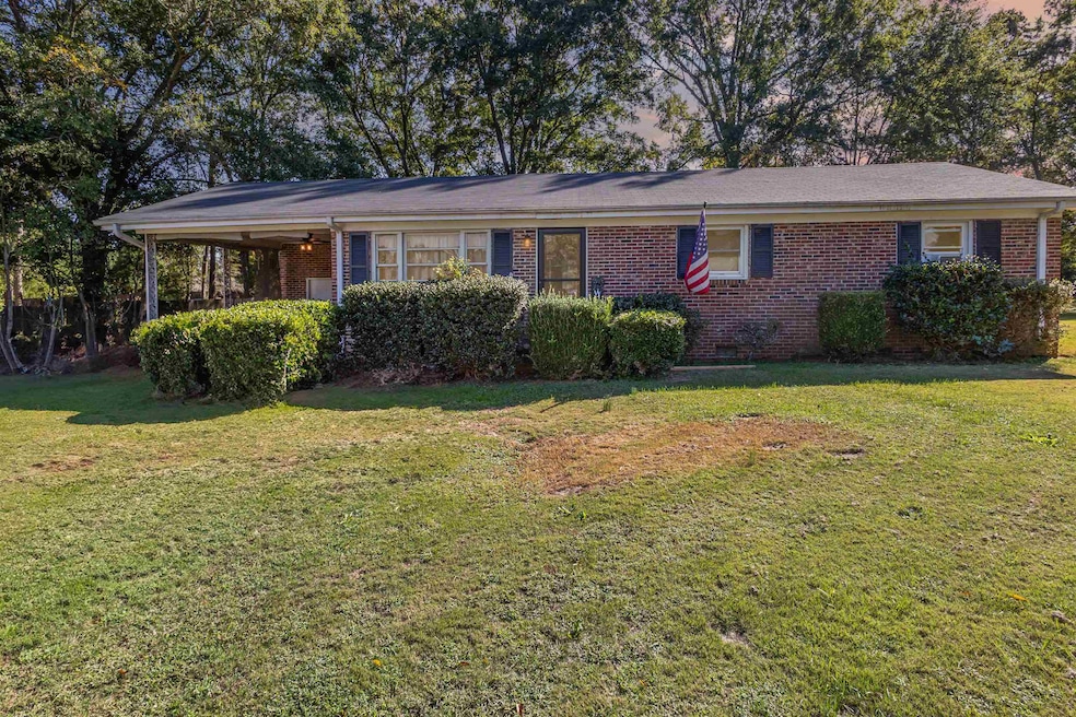 1114 Springdale Cir, Boiling Springs, SC 29316 - photo 1